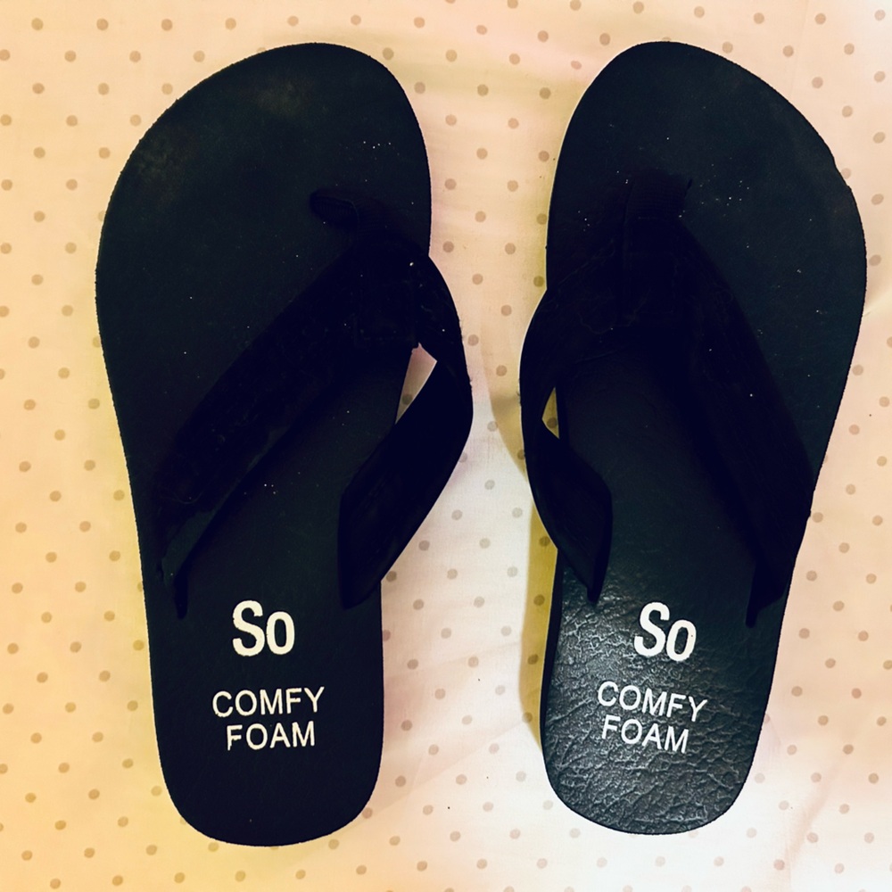 girls size 3-4 black SO flip flops, barely worn